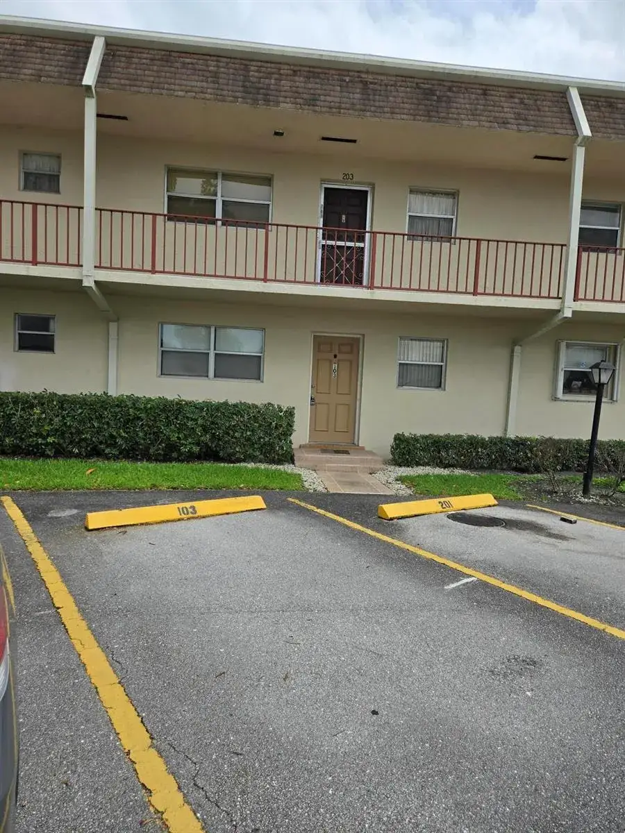 2 bedroom 2 bath Residential for sale at 103 Oxford 400, West Palm Beach FL 33417