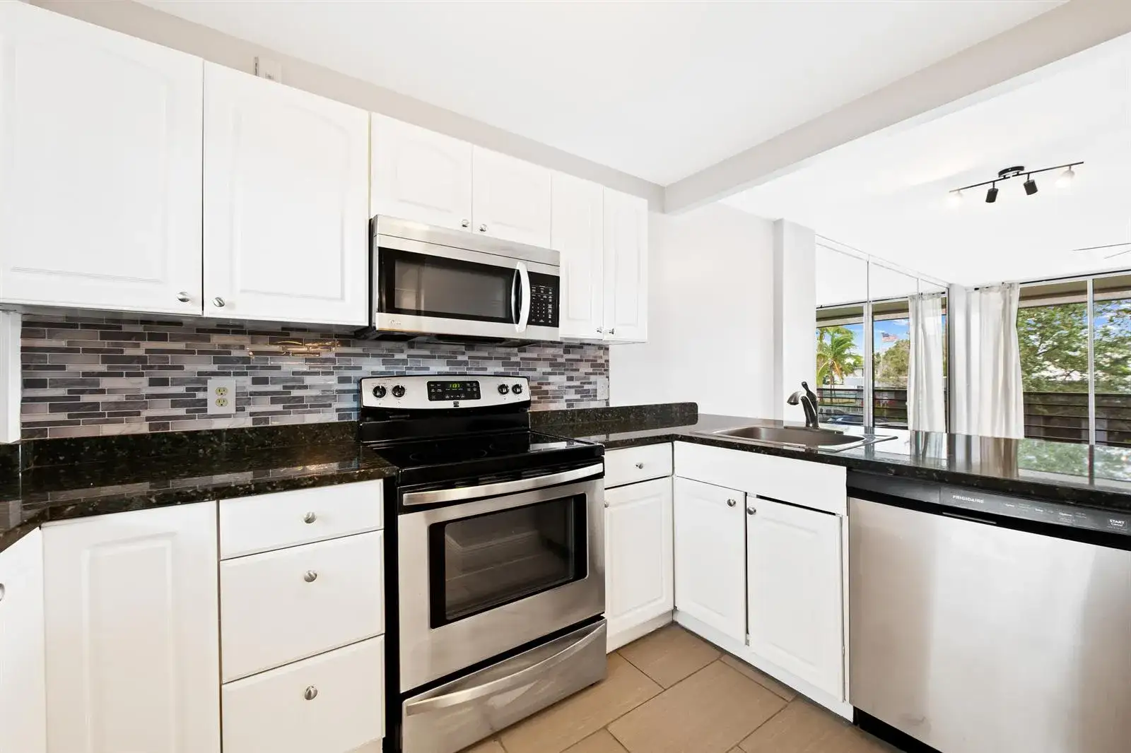 2 bedroom 2 bath Residential for sale at 113 Royal Park Drive # 2h, Oakland Park FL 33309