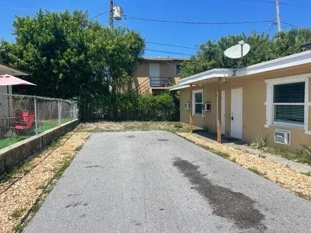2 bedroom 1 bath Residential Lease for rent at 725 21st Street # 2, West Palm Beach FL 33407