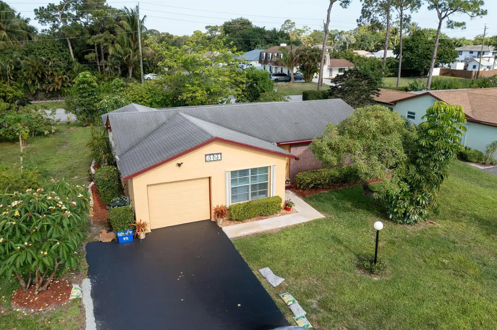 2 bedroom 2 bath Residential for sale at 6121 Rainbow Circle, FL 33463