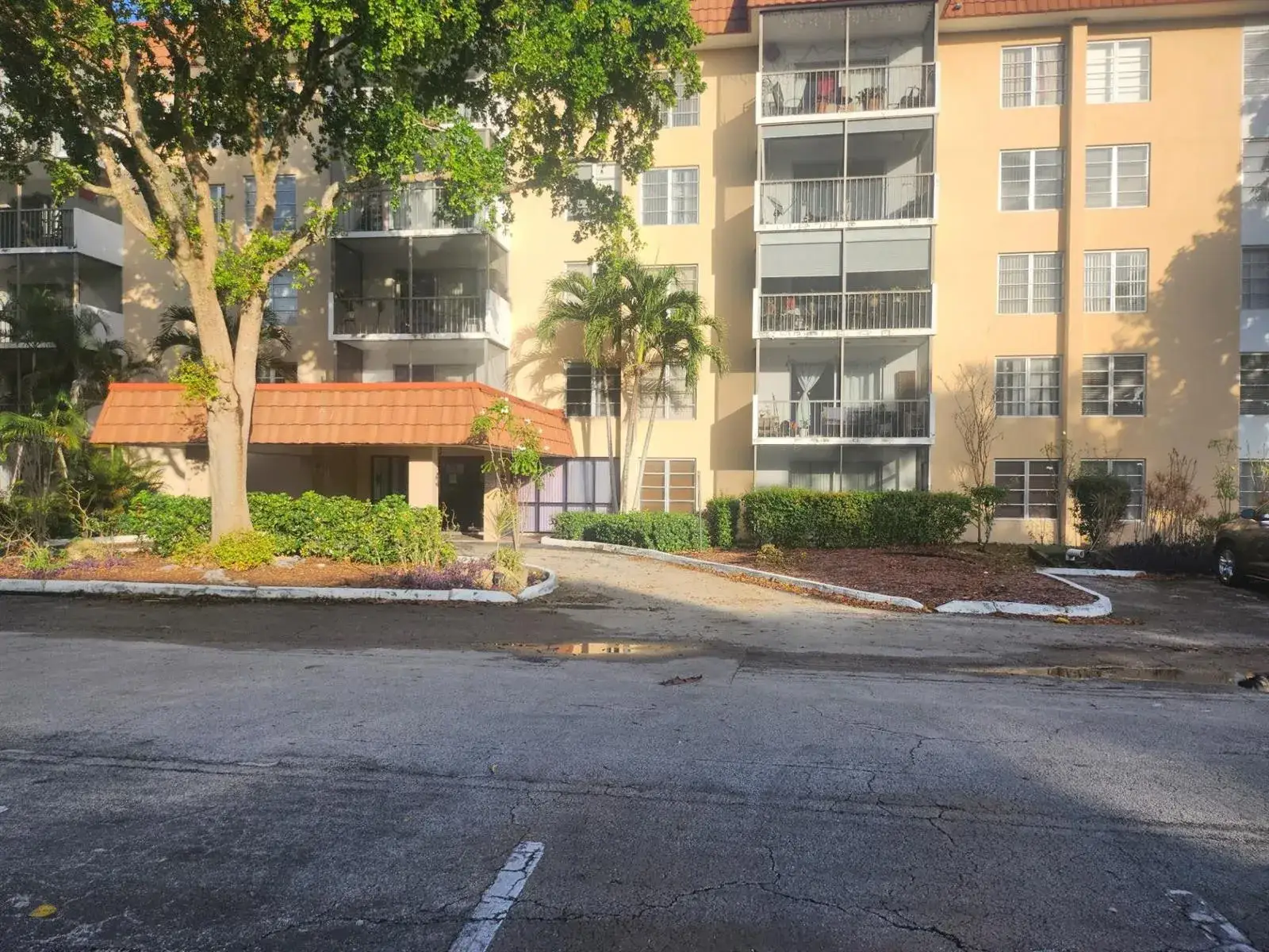 2 bedroom 2 bath Residential for sale at 4160 Inverrary Drive # 311, Lauderhill FL 33319