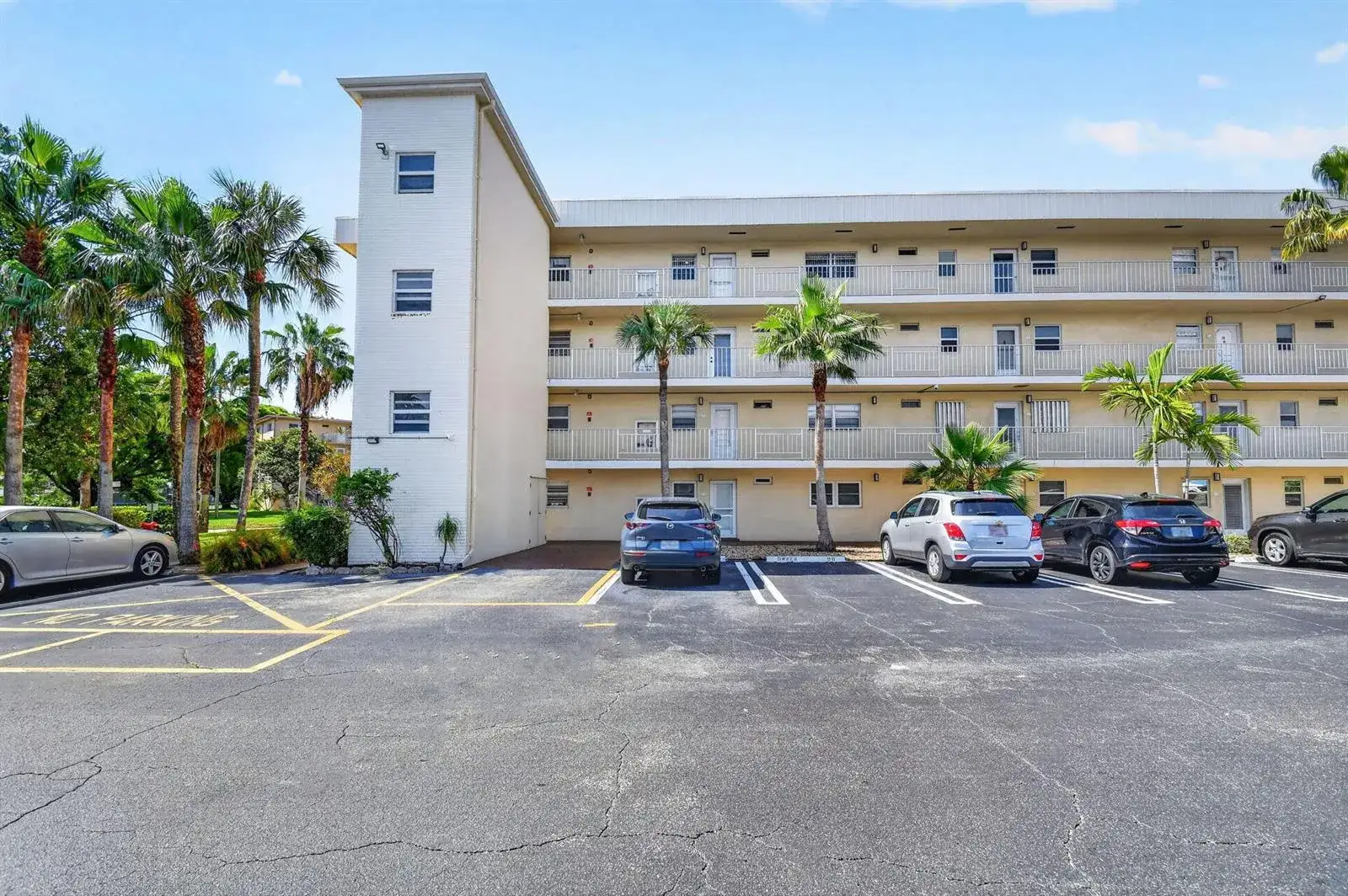 2 bedroom 2 bath Residential for sale at 2515 NE 1st Court # 4020, Boynton Beach FL 33435