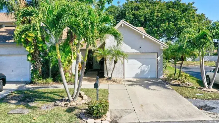 3 bedroom 2 bath Residential for sale at 6660 Canary Palm Circle, Boca Raton FL 33433