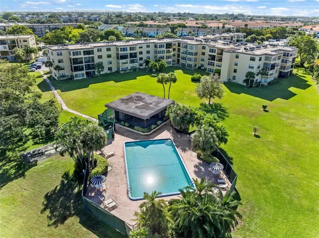 2 bedroom 2 bath Residential for sale at 9355 SW 8th Street # 109, Boca Raton FL 33428