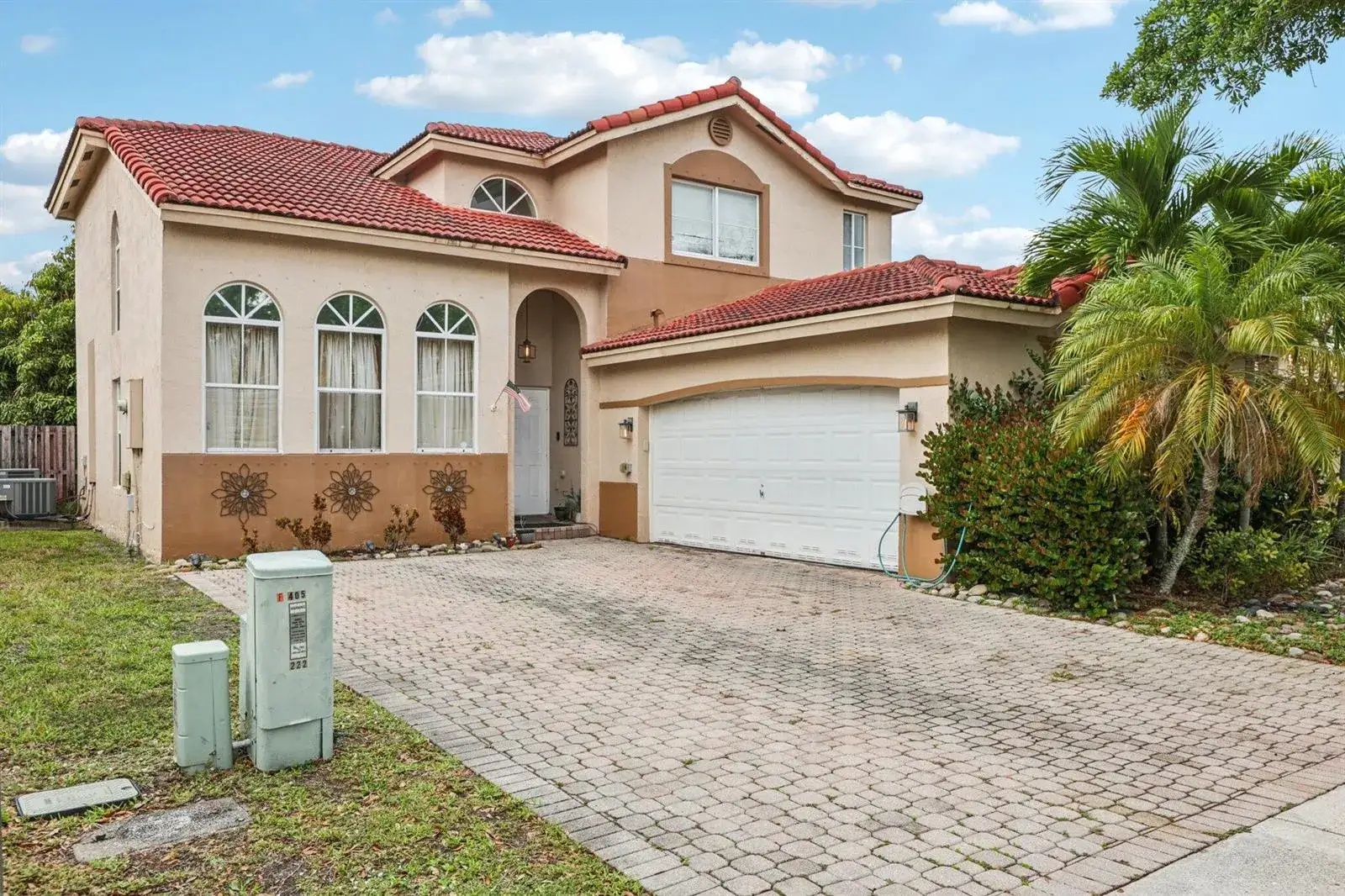 4 bedroom 3 bath Residential for sale at 405 E Royal Cove Circle, Davie FL 33325