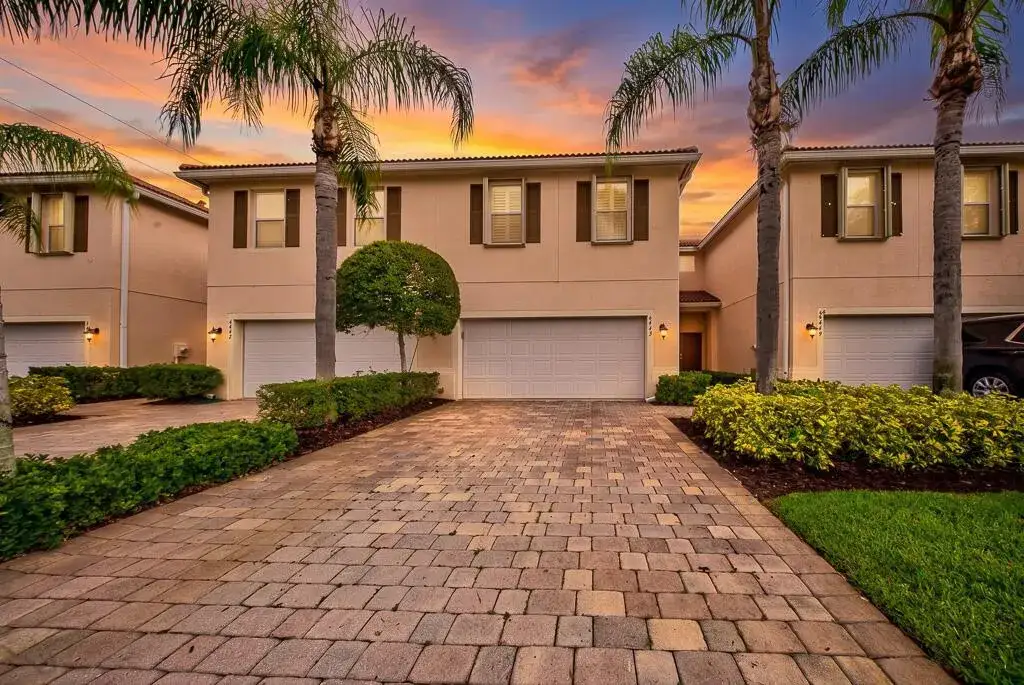 3 bedroom 2 bath Residential for sale at 6463 Azura Lake Road, Lake Worth FL 33463
