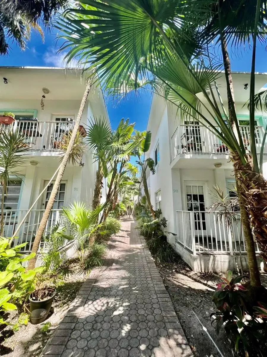 1 bedroom 1 bath Residential Lease for rent at 901 Meridian Avenue # 103, Miami Beach FL 33139