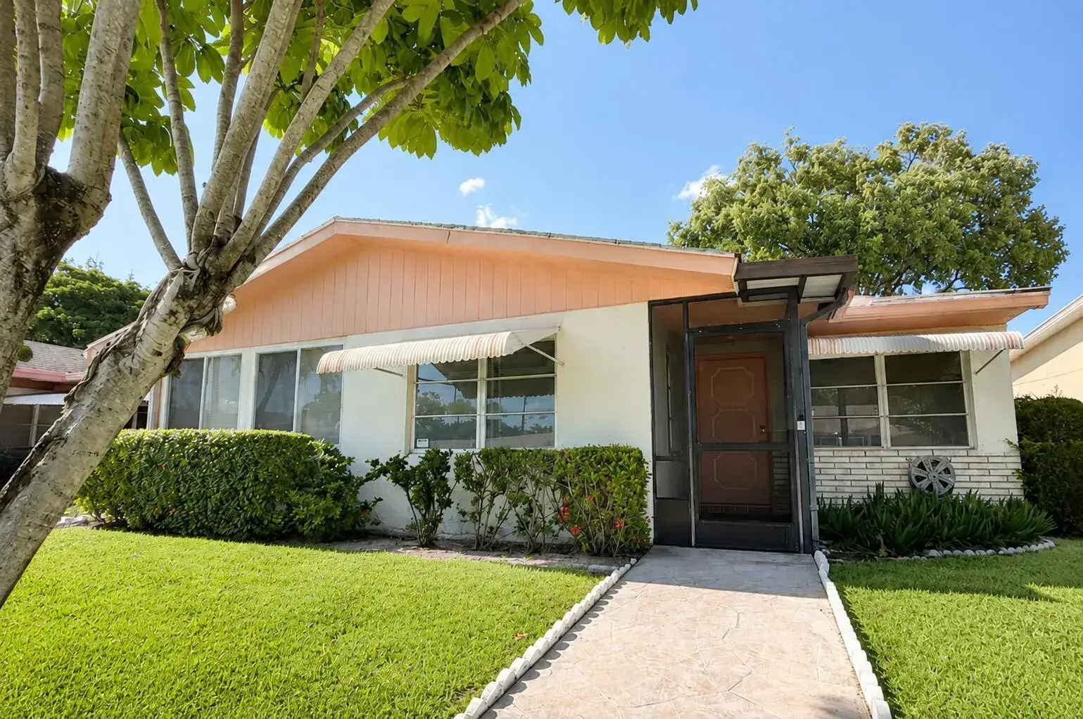 2 bedroom 2 bath Residential for sale at 6069 La Palma Lane, Delray Beach FL 33484