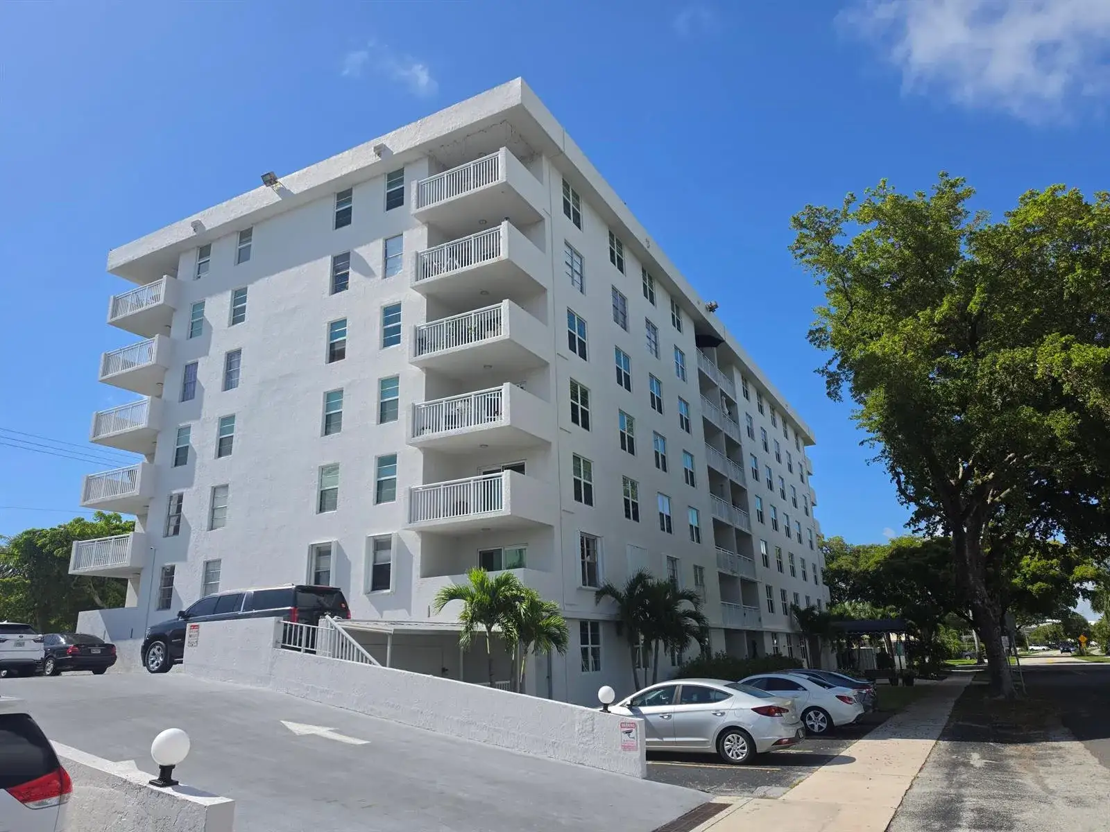 1 bedroom 1 bath Residential for sale at 6000 NE 22nd Way # 3g, Fort Lauderdale FL 33308