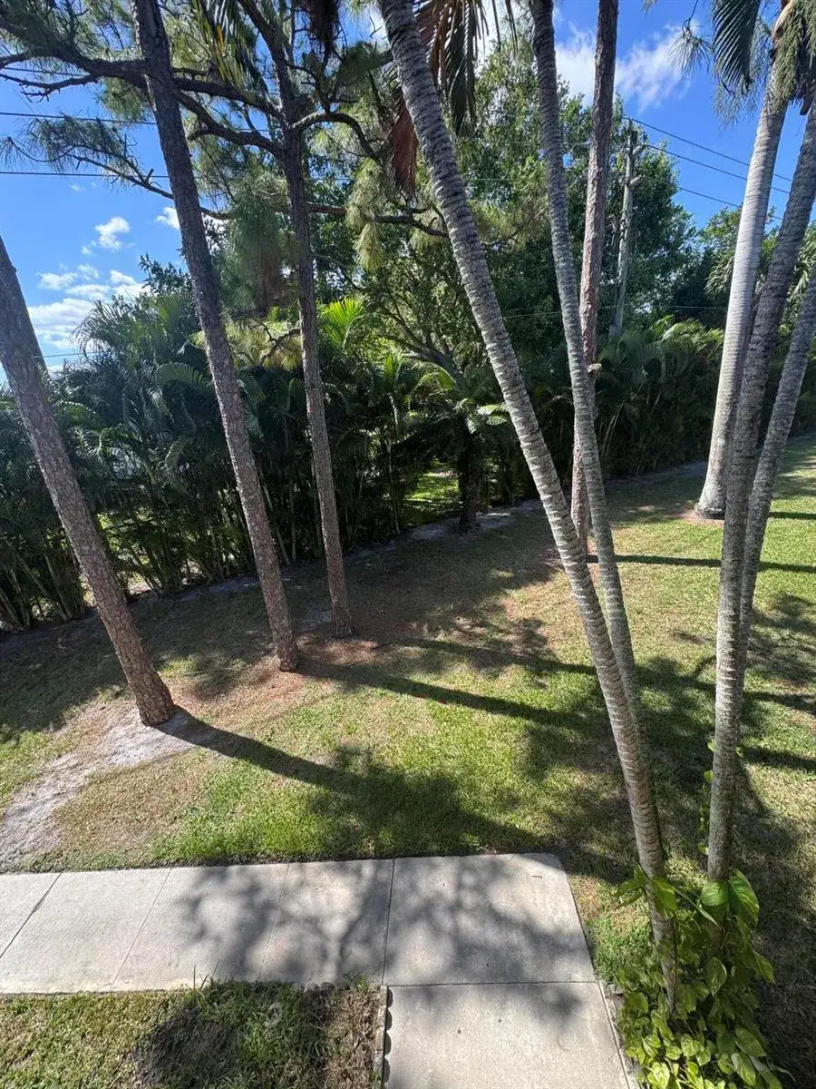 2 bedroom 1 bath Residential for sale at 435 Pine Glen Lane # 2, FL 33463