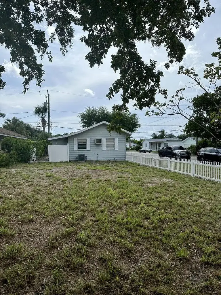1 bedroom 1 bath Residential for sale at 312 12th Avenue N, FL 33460