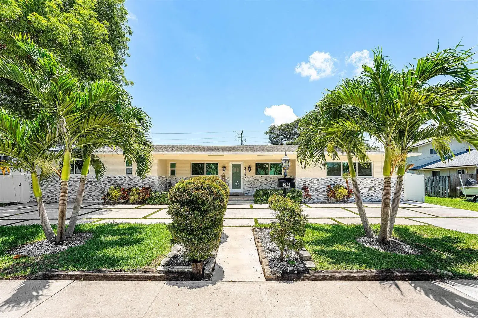 3 bedroom 3 bath Residential for sale at 214 SE 5th Street, Dania Beach FL 33004