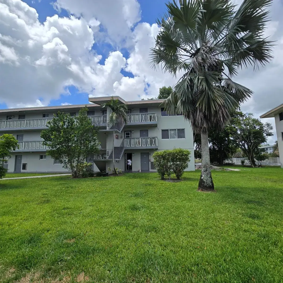 2 bedroom 2 bath Residential for sale at 5420 NW 11th Street # 202, Plantation FL 33313