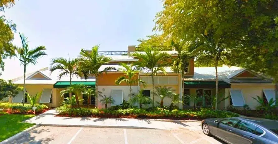 Commercial Sale for sale at 1232 N University Drive, Plantation FL 33322