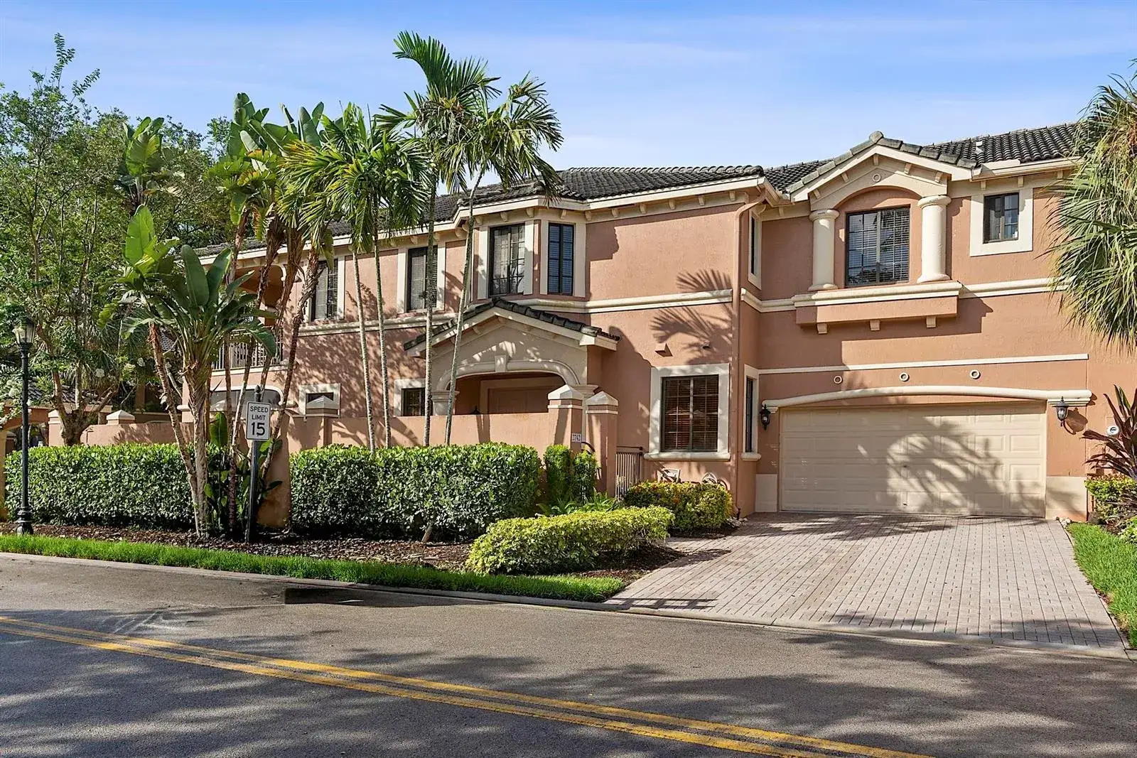 3 bedroom 2 bath Residential for sale at 2742 Kinsington Circle, Weston FL 33332