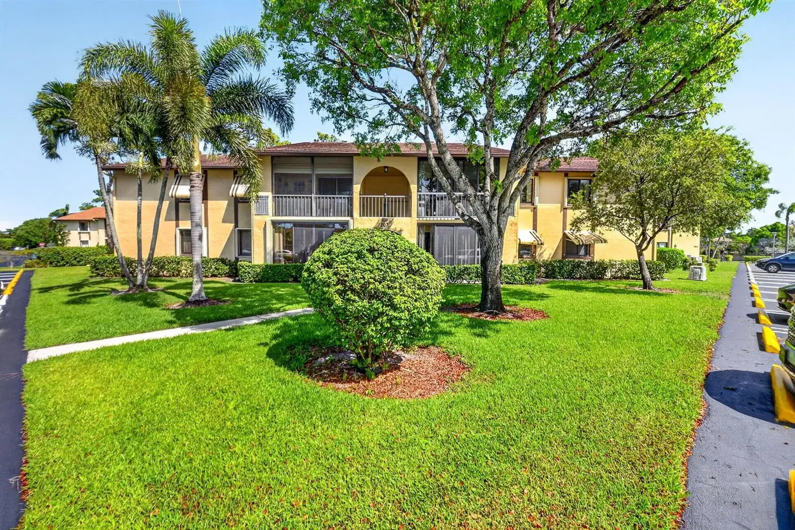 2 bedroom 2 bath Residential for sale at 207 Pine Hov Circle # D2, FL 33463