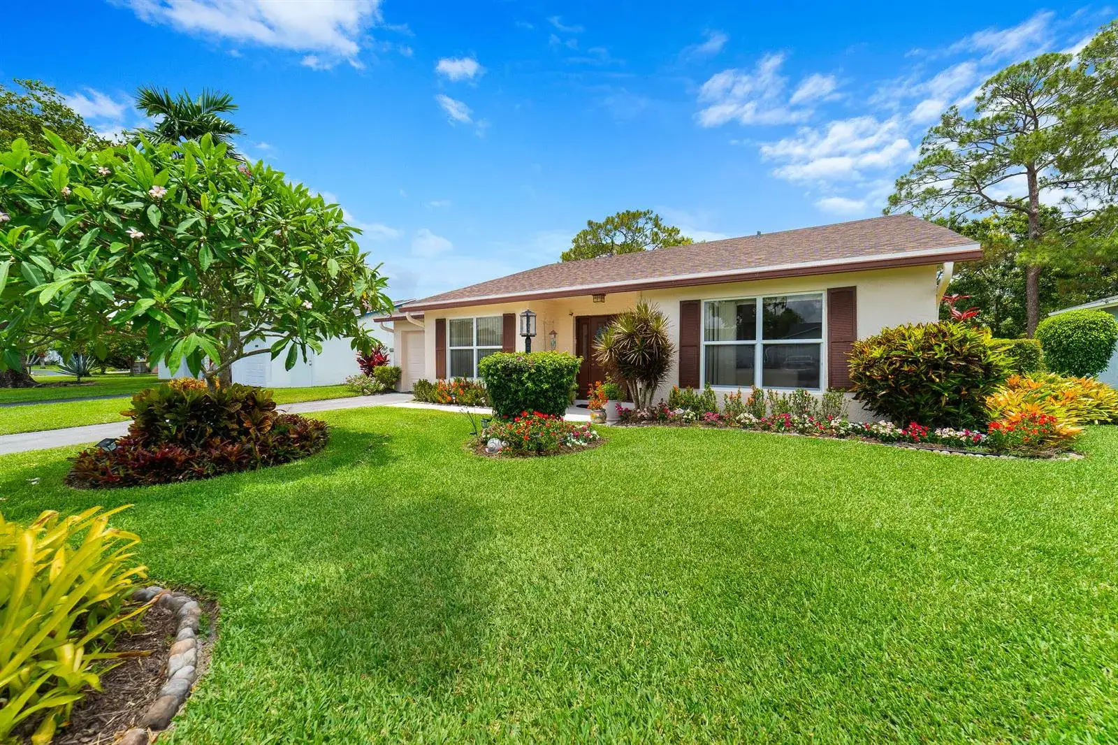 2 bedroom 2 bath Residential for sale at 6303 Silver Moon Lane, FL 33463