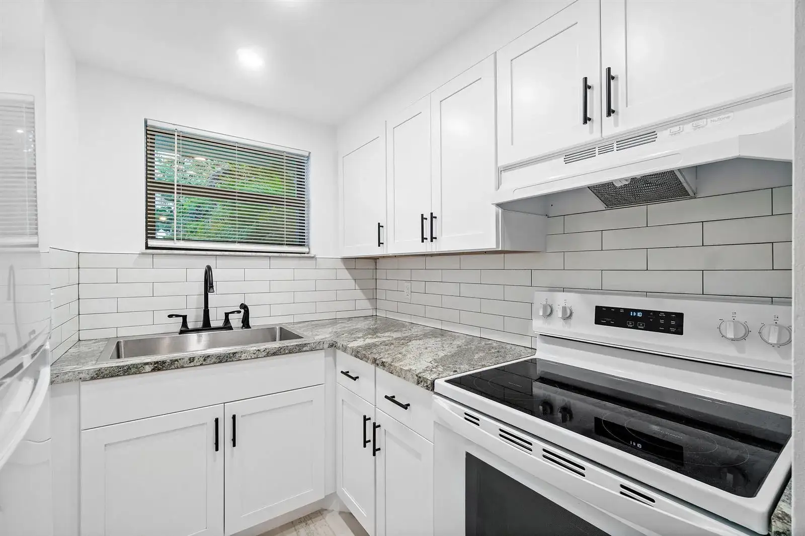 1 bedroom 1 bath Residential Lease for rent at 626 N Federal Highway Unit 3, FL 33460