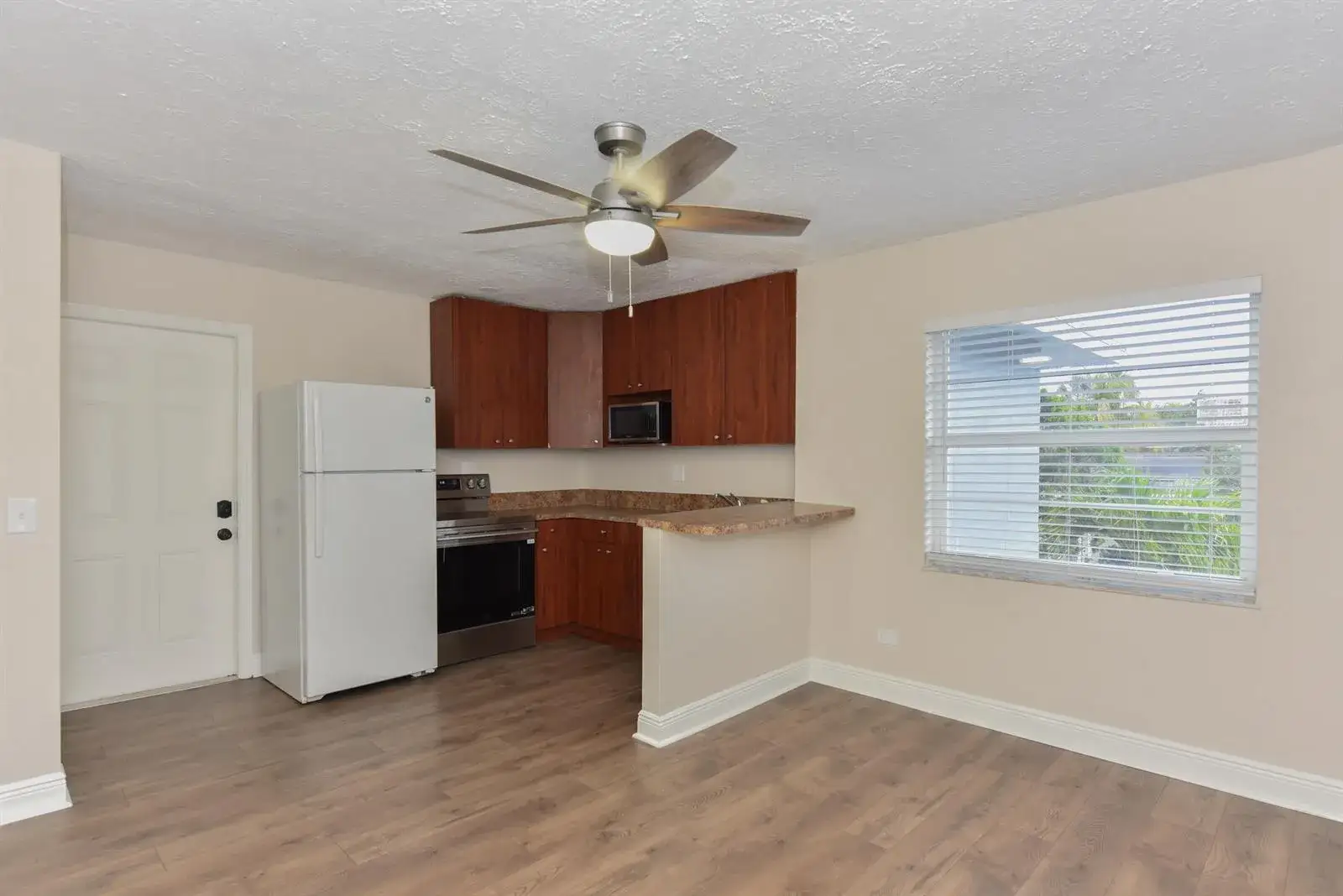 1 bath Residential Lease for rent at 605 N Federal Highway # 9, FL 33460