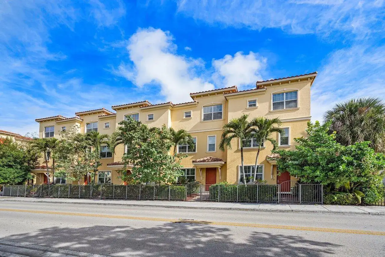 3 bedroom 2 bath Residential Lease for rent at 224 S Federal Highway # 4, FL 33460