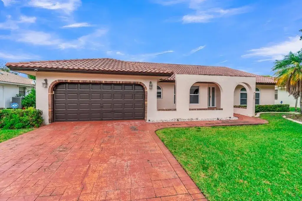4 bedroom 2 bath Residential for sale at 895 NW 110th Lane, Coral Springs FL 33071
