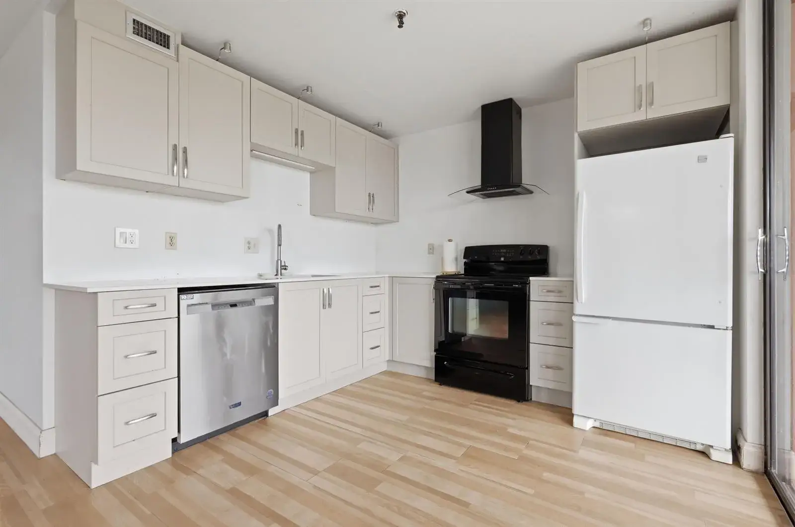 2 bedroom 2 bath Residential for sale at 661 NE 195th Street # 310, Miami FL 33179