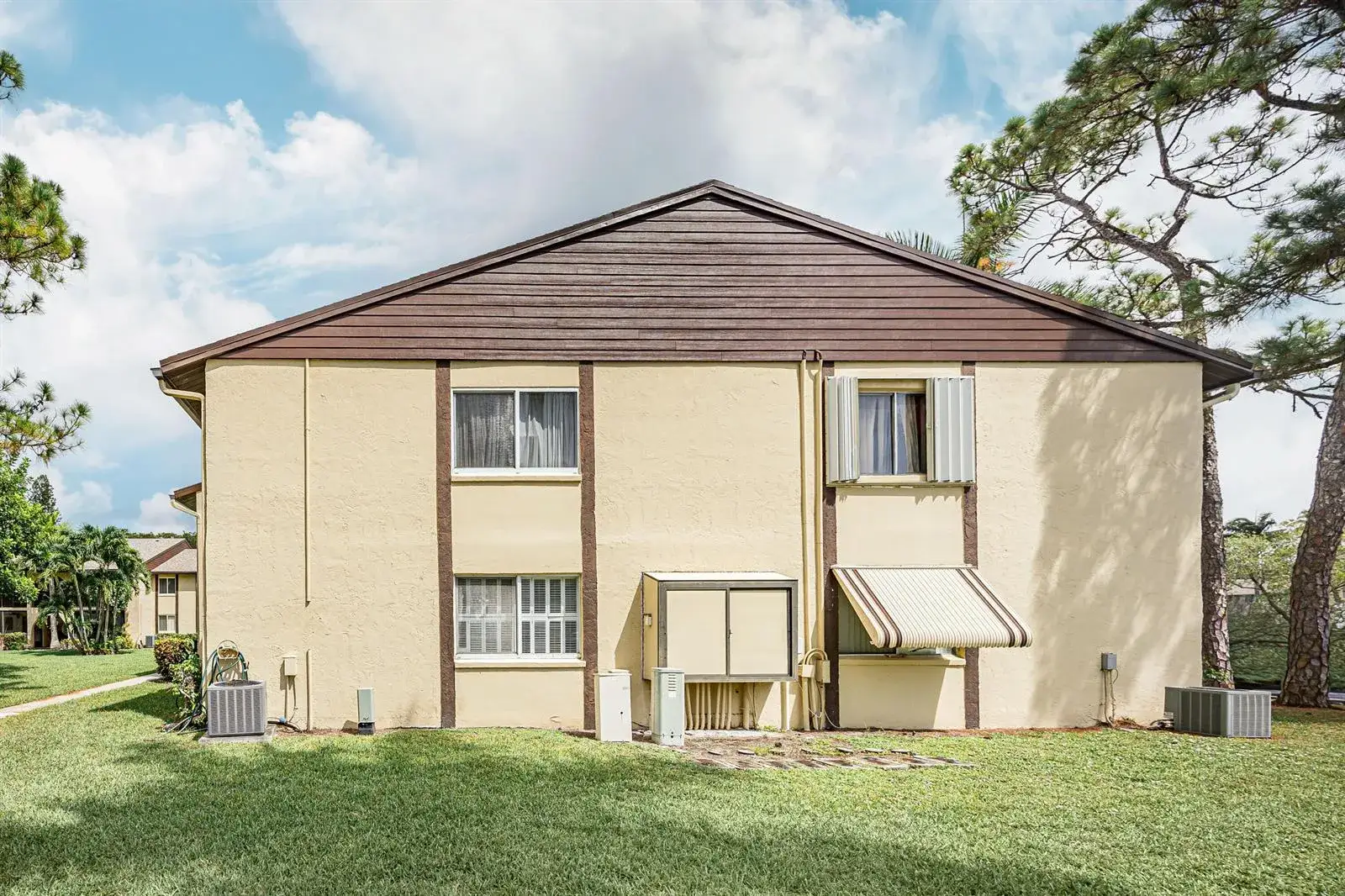 2 bedroom 1 bath Residential for sale at 311 Pine Ridge Circle # 1, FL 33463