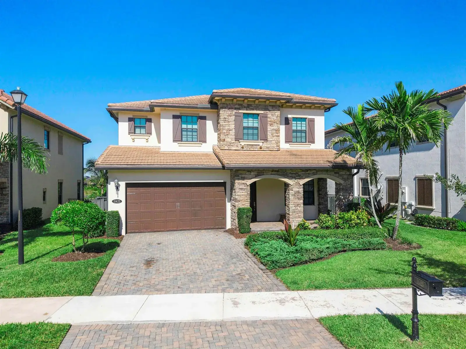 5 bedroom 4 bath Residential for sale at 11425 Watercrest Circle E, Parkland FL 33076