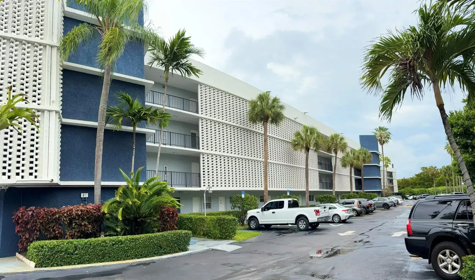 3 bedroom 2 bath Residential Lease for rent at 879 NE 195th Street # 227, Miami FL 33179