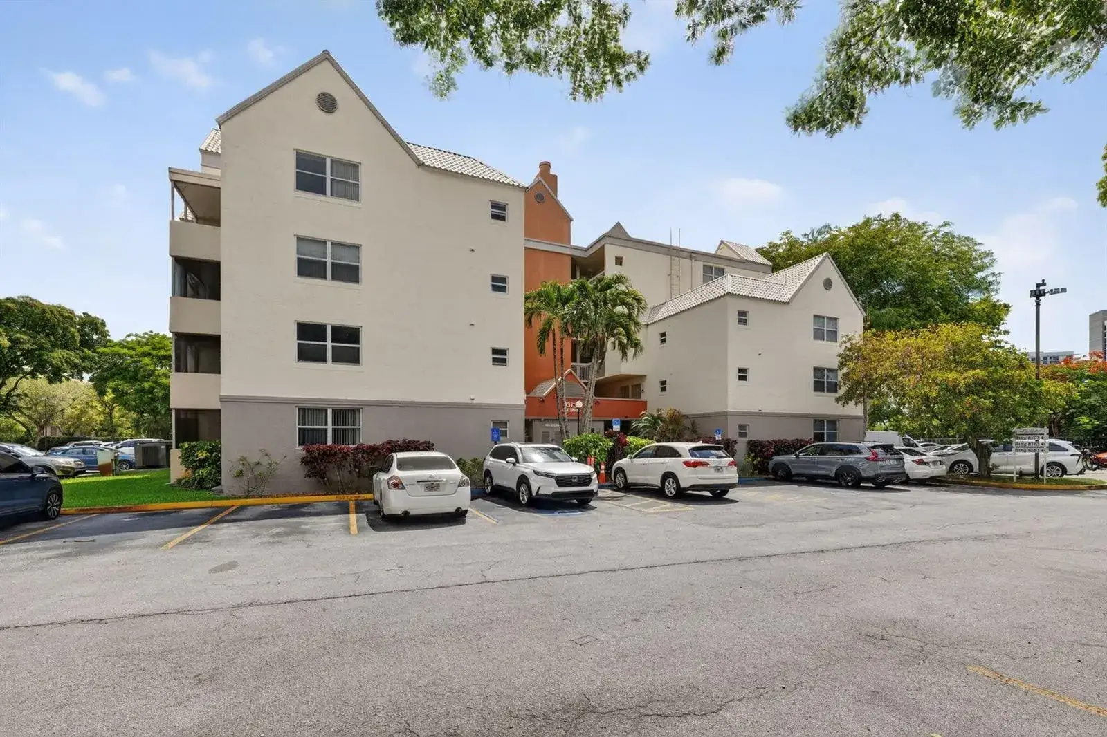 1 bedroom 1 bath Residential for sale at 8373 Lake Drive Apt 307, Doral FL 33166