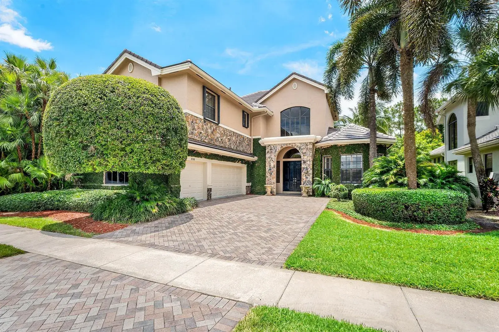 5 bedroom 4 bath Residential for sale at 10380 Trianon Place, Wellington FL 33449