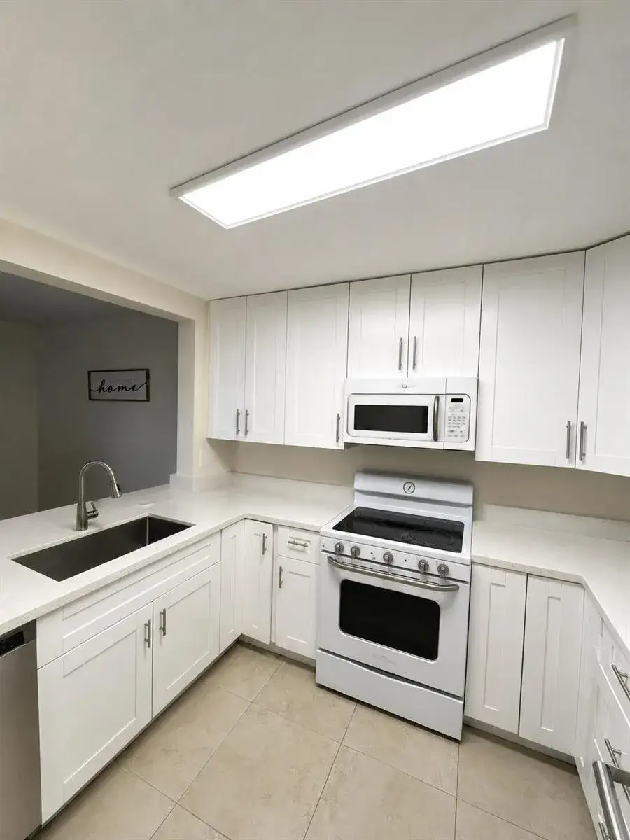 3 bedroom 2 bath Residential Lease for rent at 7173 Orange Drive # 118b, Davie FL 33314
