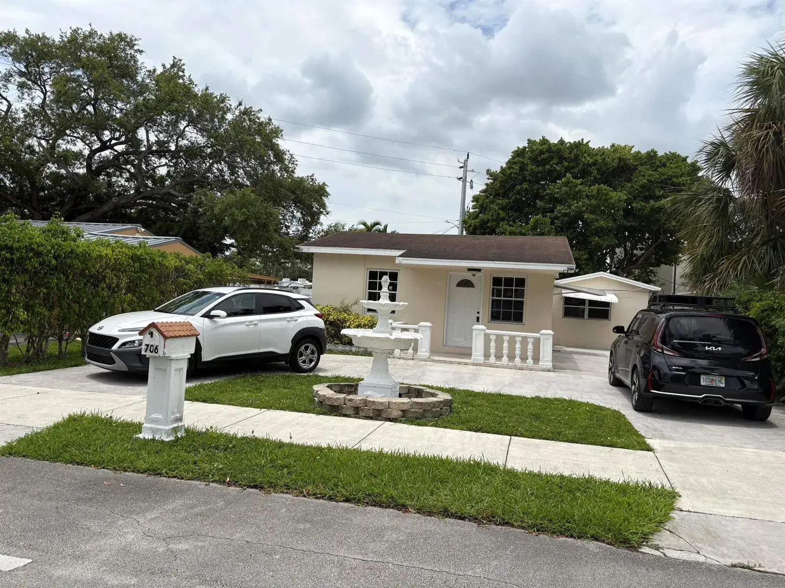 2 bedroom 1 bath Residential Lease for rent at 706 Glenn Parkway, Hollywood FL 33021