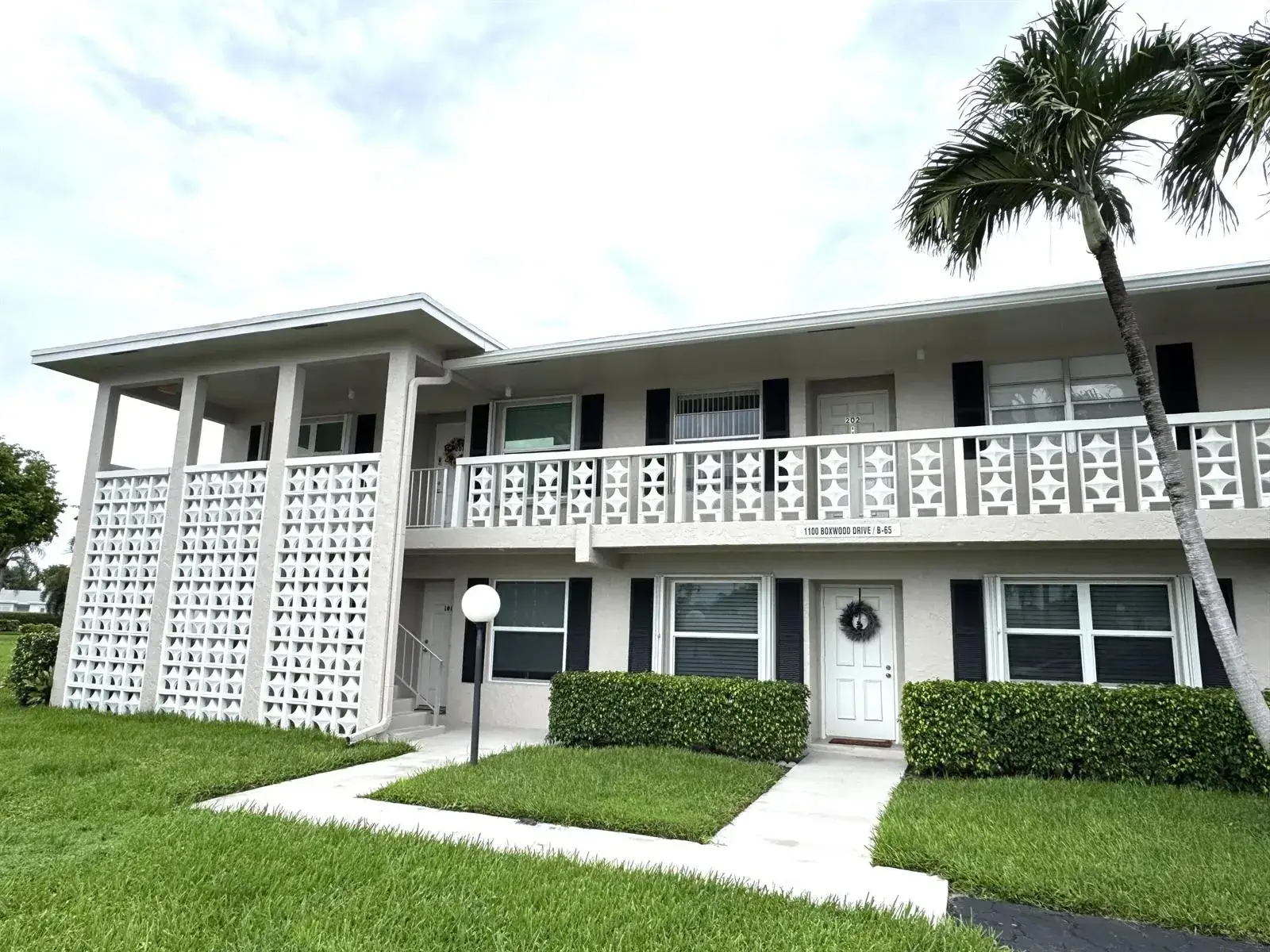 2 bedroom 2 bath Residential Lease for rent at 1100 Boxwood Drive # 101, Delray Beach FL 33445