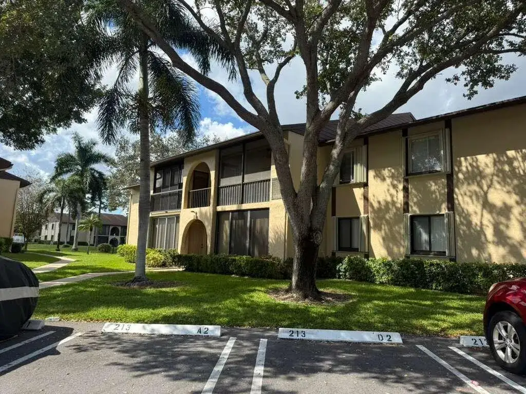 2 bedroom 2 bath Residential for sale at 213 Pine Hov Circle # D2, FL 33463