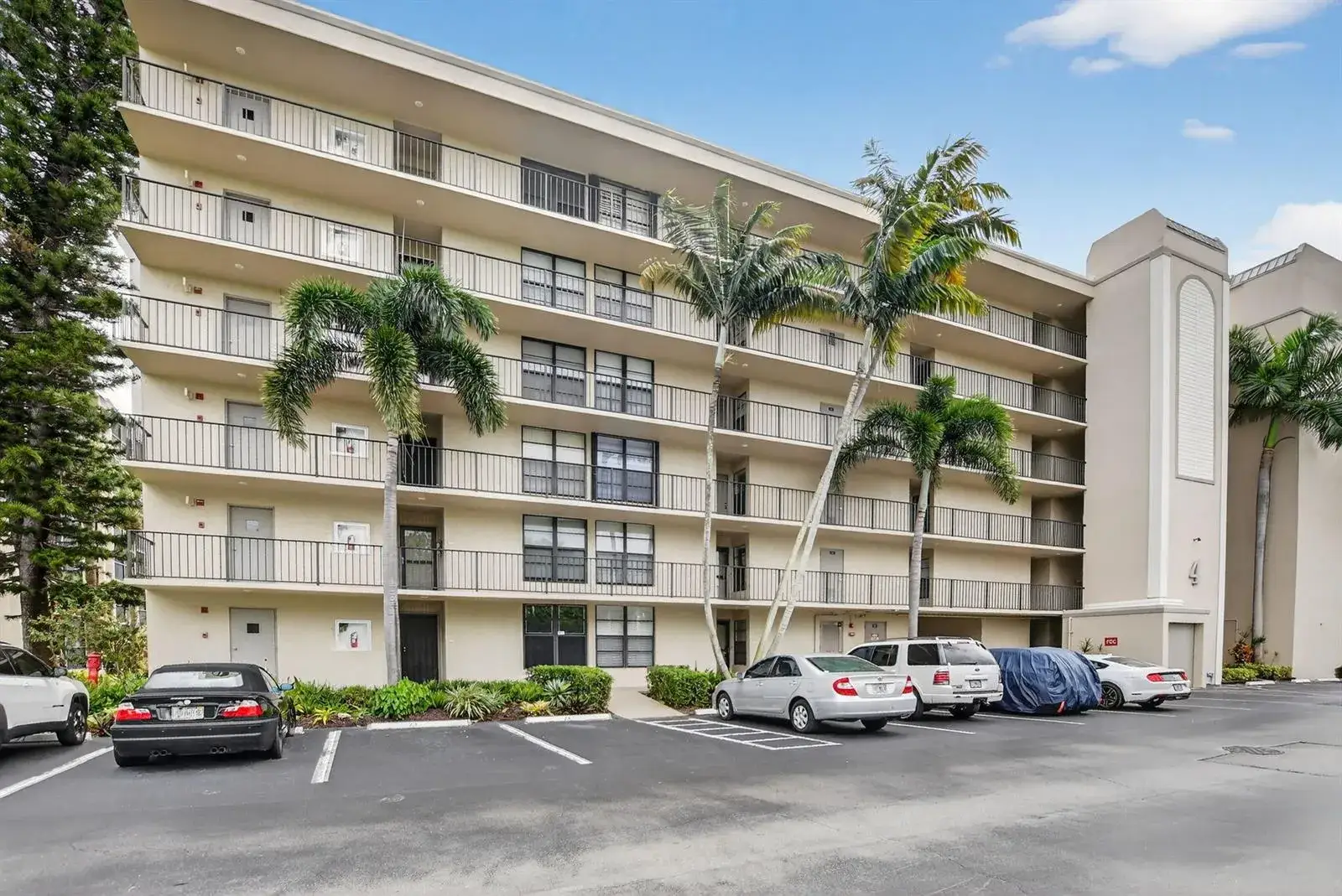 2 bedroom 2 bath Residential for sale at 4 Royal Palm Way # 601, Boca Raton FL 33432