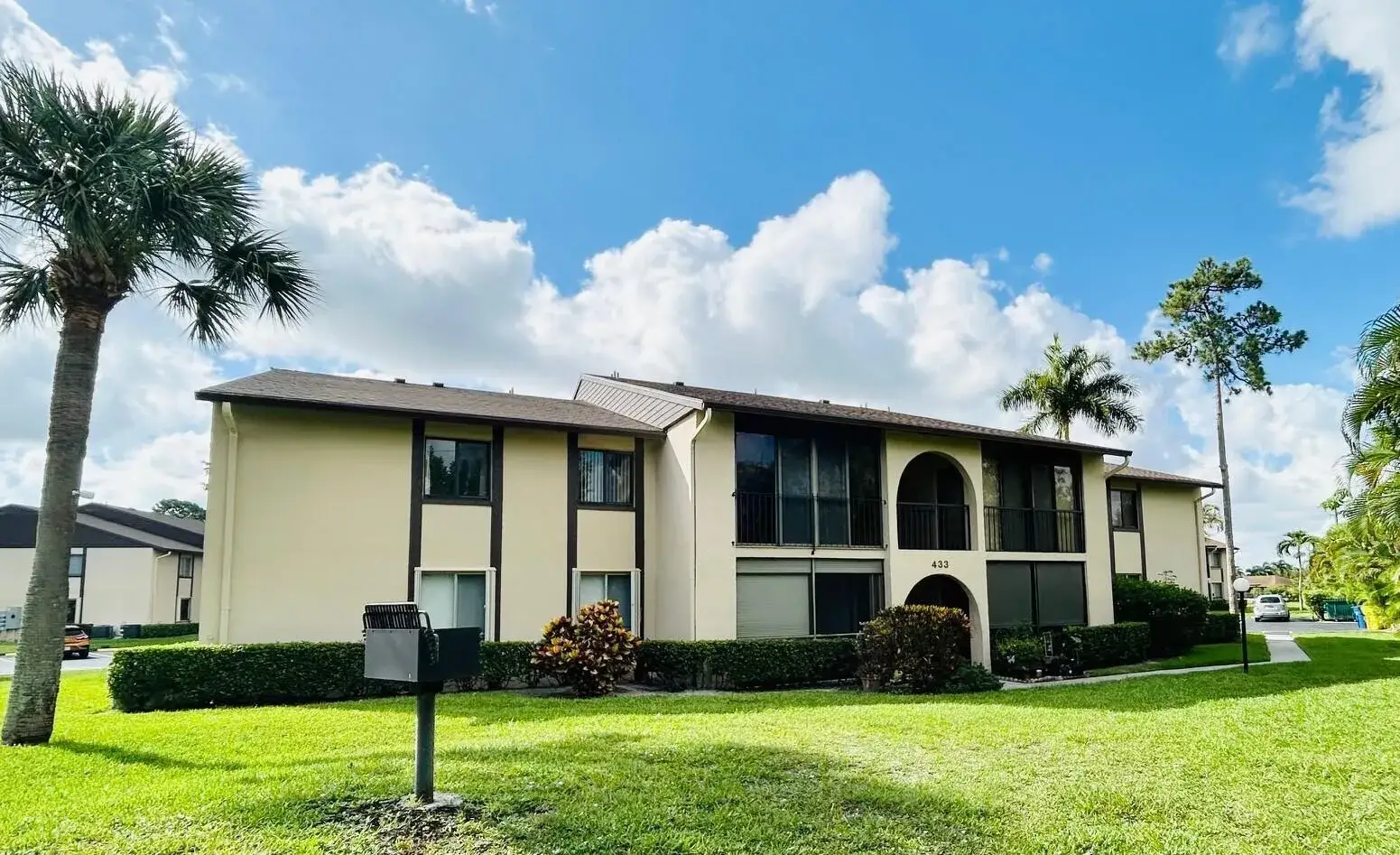 2 bedroom 2 bath Residential for sale at 433 Pine Glen Lane # C2, FL 33463