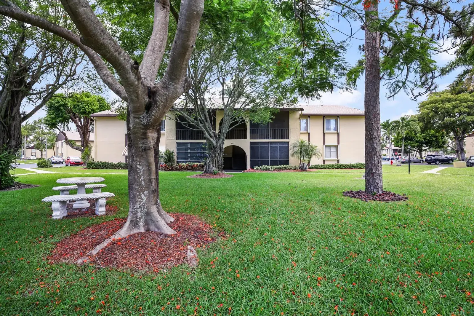 2 bedroom 1 bath Residential for sale at 321 Pine Ridge Circle # 2, FL 33463