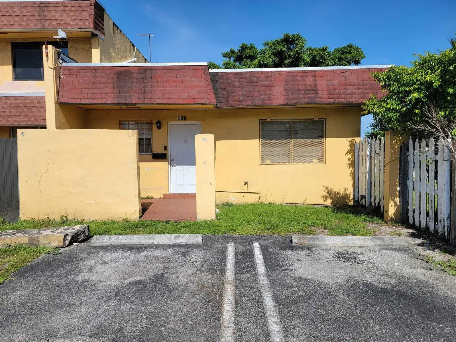 2 bedroom 2 bath Residential for sale at 606 NW 179th Street, Miami Gardens FL 33169