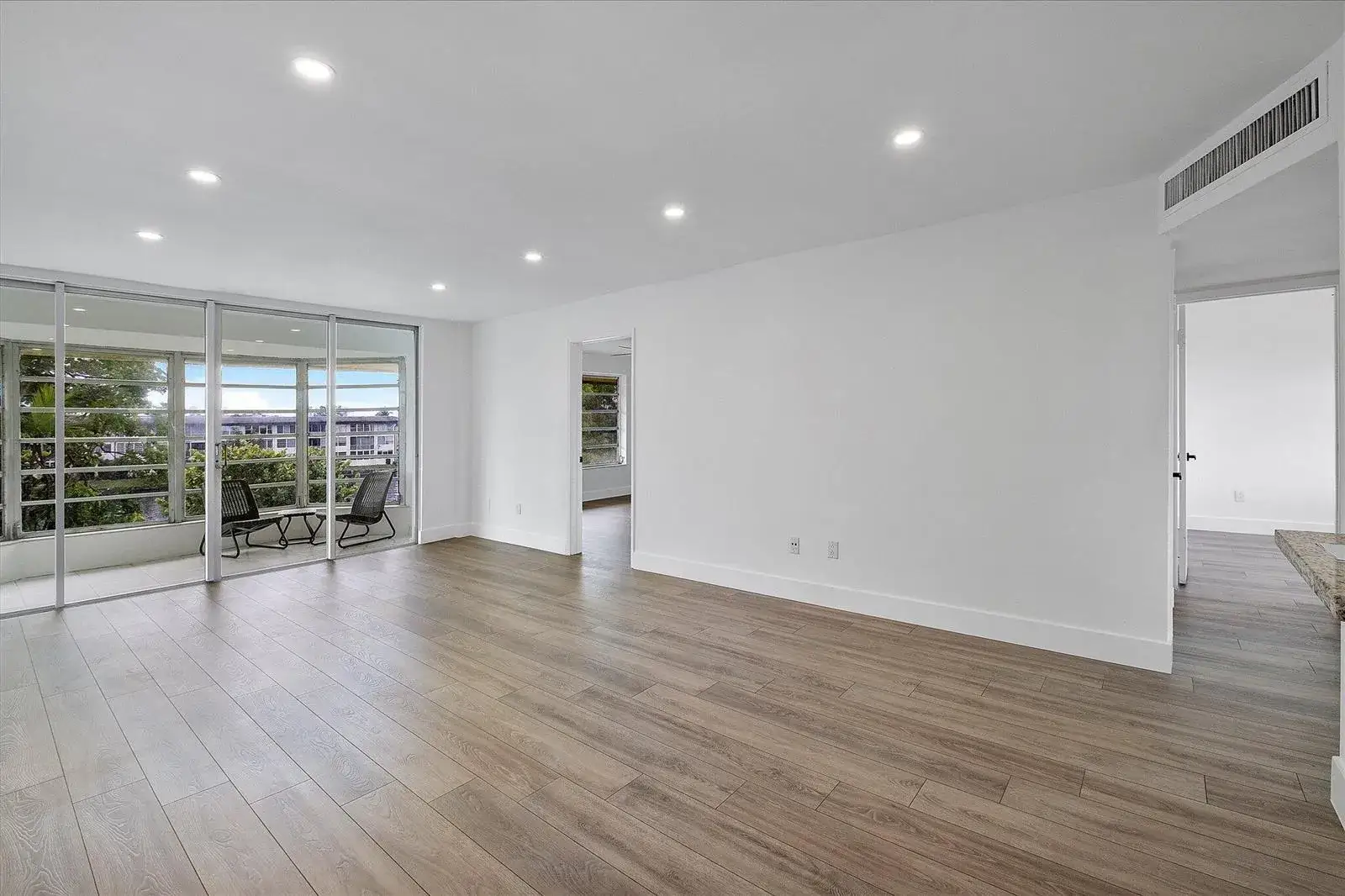 2 bedroom 1 bath Residential Lease for rent at 1302 NE 191st Street # 323a, Miami FL 33179