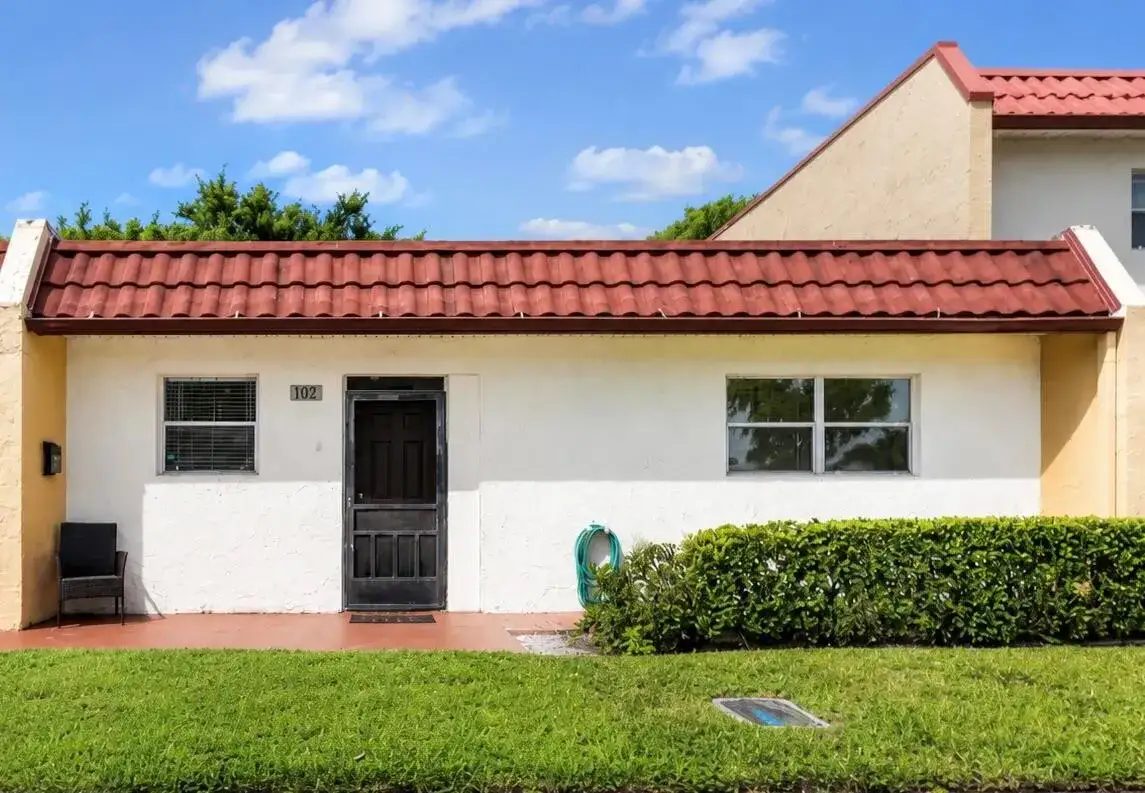 2 bedroom 2 bath Residential for sale at 102 Lake Anne Drive, West Palm Beach FL 33411