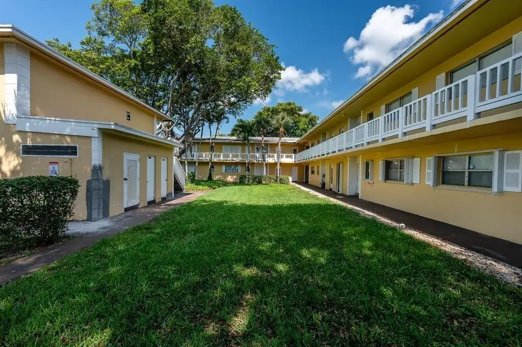 2 bedroom 1 bath Residential Lease for rent at 610 SE 2nd Avenue # L4, Deerfield Beach FL 33441