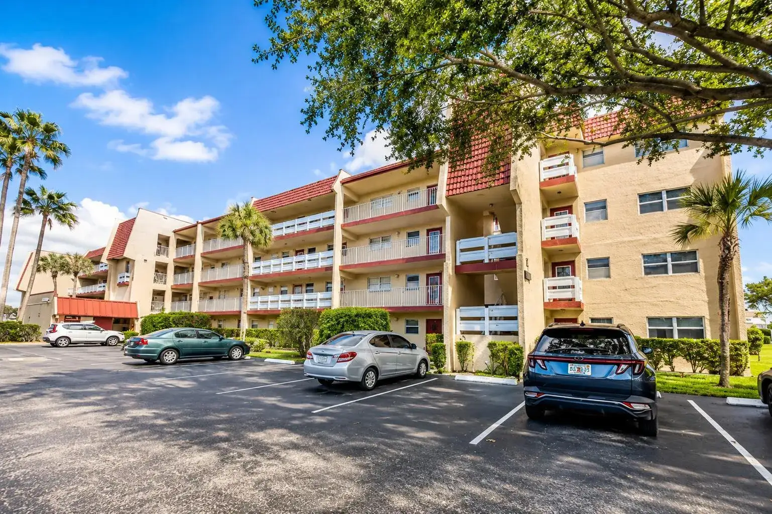 2 bedroom 2 bath Residential for sale at 1050 Country Club Drive # 303, Margate FL 33063