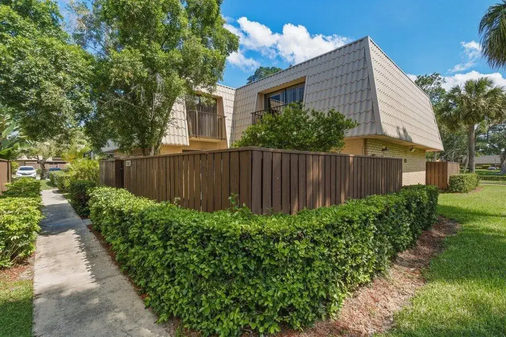 2 bedroom 2 bath Residential for sale at 5701 57th Way, West Palm Beach FL 33409