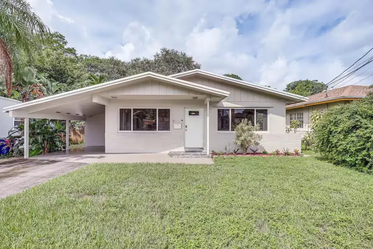 3 bedroom 2 bath Residential Lease for rent at 124 SW 2nd Avenue, Hallandale Beach FL 33009