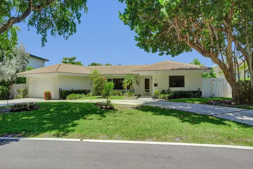 3 bedroom 3 bath Residential for sale at 5 Gatehouse Road, Sea Ranch Lakes FL 33308