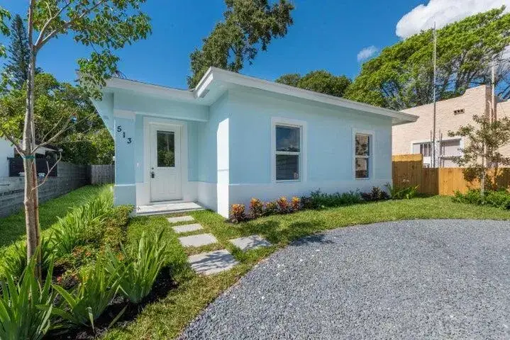 3 bedroom 2 bath Residential for sale at 513 6th Avenue S, FL 33460