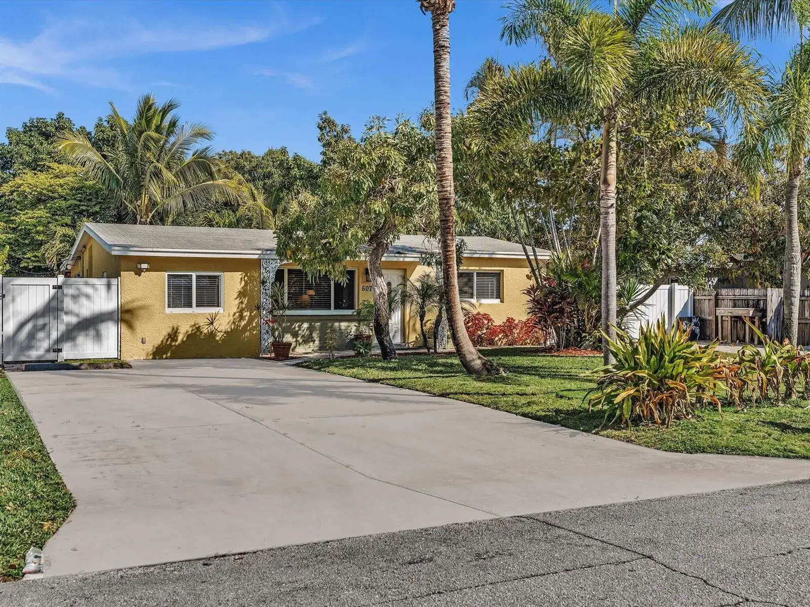 3 bedroom 2 bath Residential for sale at 607 W Perry Street, Lantana FL 33462
