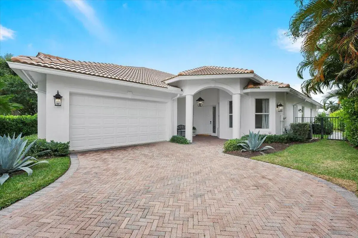 3 bedroom 3 bath Residential for sale at 2951 Twin Oaks Way, Wellington FL 33414