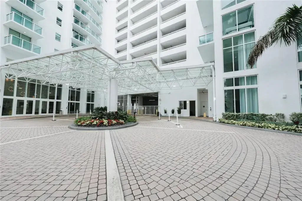 1 bedroom 1 bath Residential Lease for rent at 41 SE 5th Street # 1615, Miami FL 33131